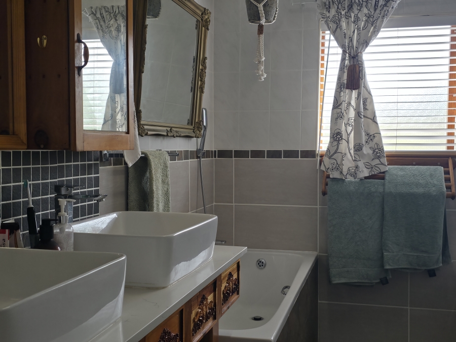 3 Bedroom Property for Sale in Wavecrest Eastern Cape